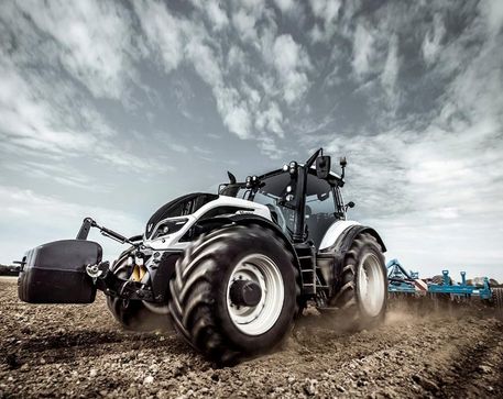 Maquinaria Agrícola Sial S.A. tractor en el campo